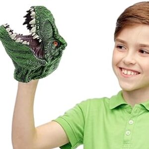 Niño con marioneta de mano de cabeza de tiranosaurio rex