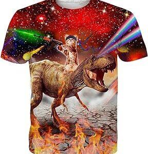 Camiseta de gato montando un dinosaurio lanzando rallos